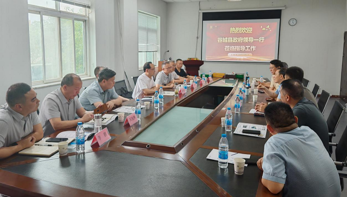 谷城縣委常委、副縣長梁河橋一行領導蒞臨現(xiàn)代精工考察 共謀磷石膏綠色應用新篇章